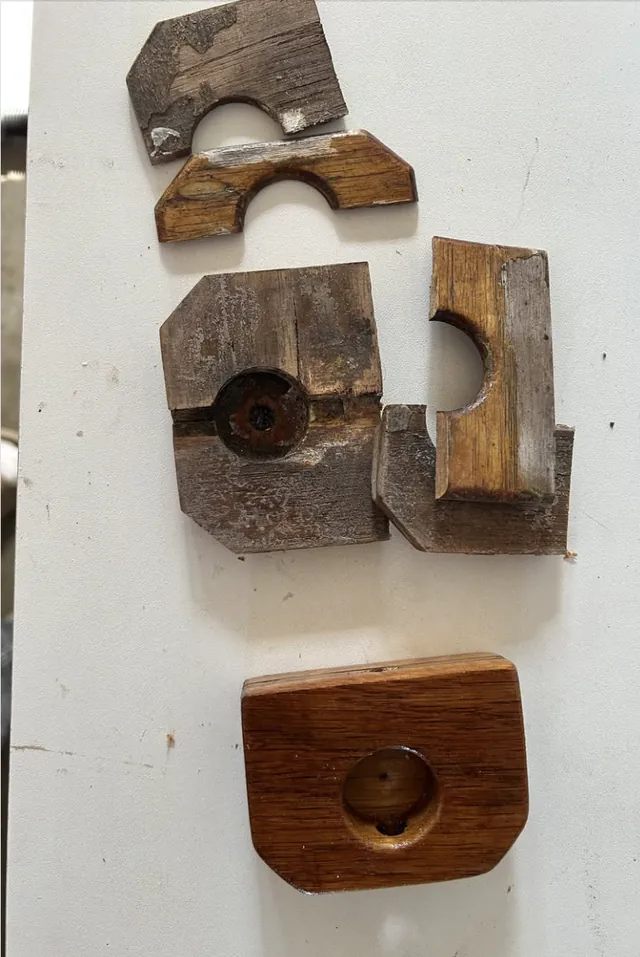 Pièces en bois de bateau avant et après restauration