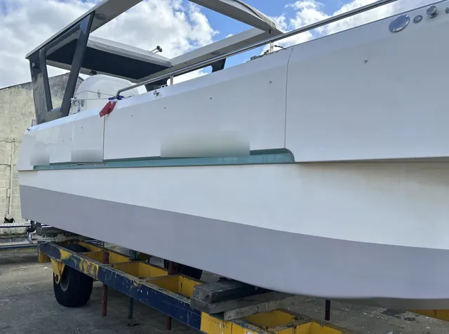 Entretien de coque de bateau à terre pendant l'hivernage