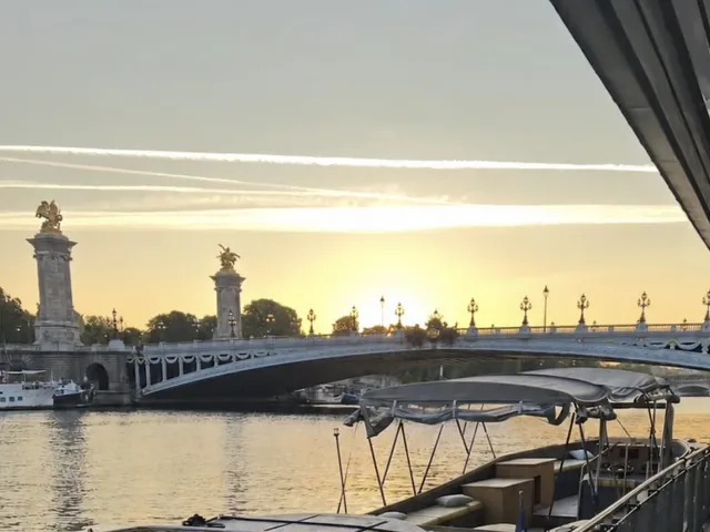 Gestion de bateau à Paris, au pied du pont Alexandre III