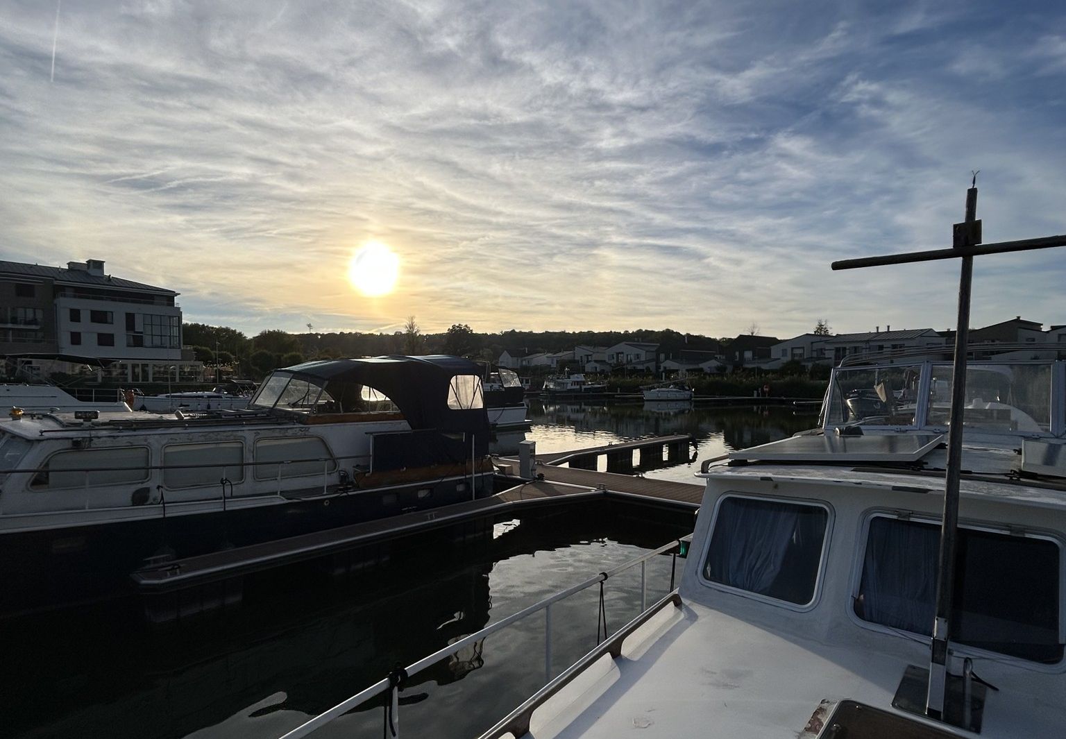 Pont d'un bateau nettoyé par BluePrestige, au port, au coucher du soleil
