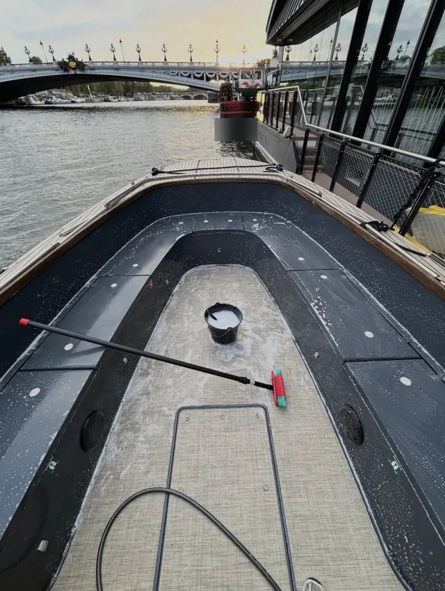 Nettoyage de bateau à Paris, sur la Seine près du pont Alexandre III