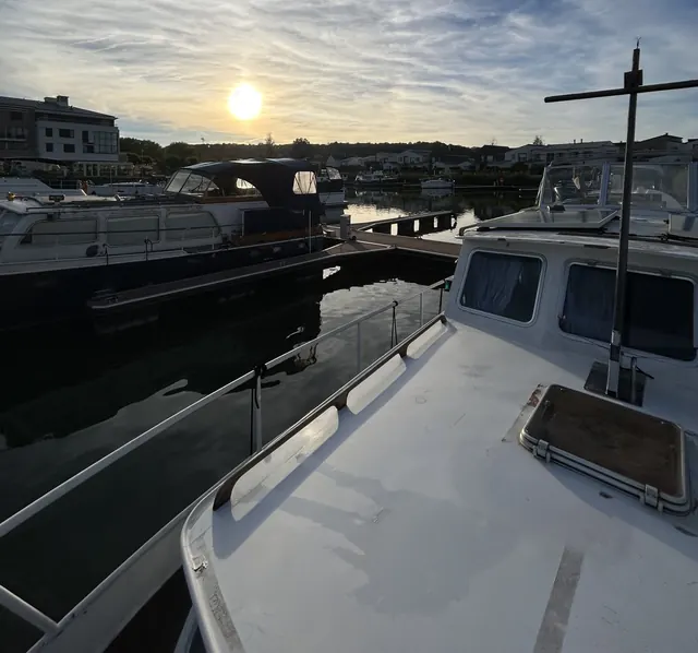 Nettoyage de bateau : pont propre au port